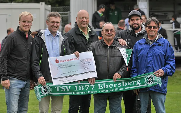 Read more about the article Verein hilft Verein – Scheck überreicht